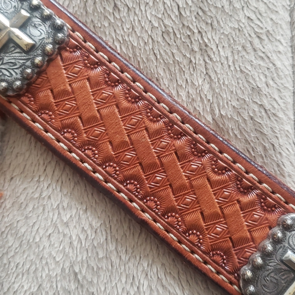 Ladie's Leather Belt with Silver Conchos - Picture 3 of 7